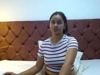 NoiraVale live webcam show