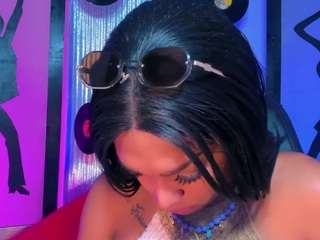 nickyminach live cam preview