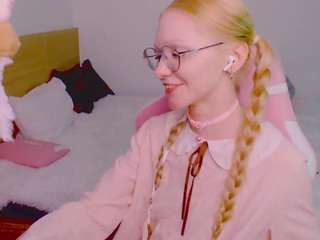 Cut1ecut1e's cam show statistics and live stream