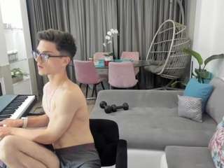 Live cam show with johnnykeyton8