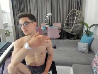 Live cam show with johnnykeyton8