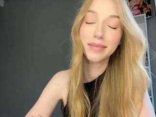 Live cam show with LaraeThurrell