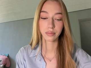 Live cam show with LaraeThurrell