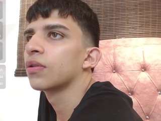 Slendyclub's cam show statistics and live stream