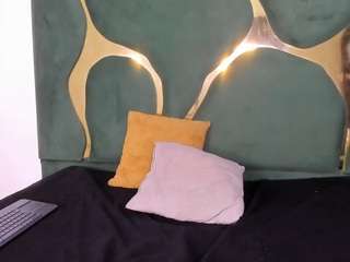 milapetiteAsm live webcam show