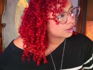 lara-curly