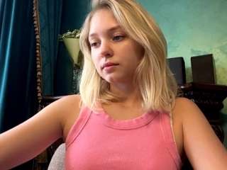 Twannasanchec's cam show statistics and live stream