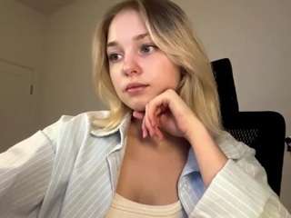 Twannasanchec's cam show statistics and live stream