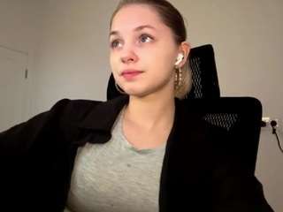 Twannasanchec's cam show statistics and live stream