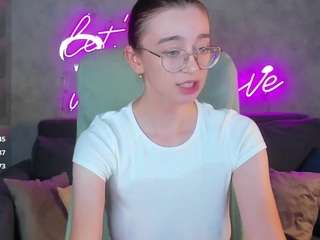lucy-green webcam model