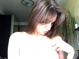 Yadiraswarm's cam show statistics and live stream