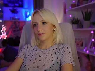 LucyCutie live cam preview