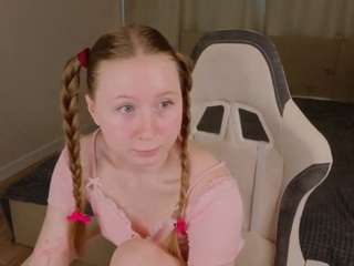TinyLili live cam on CamSoda
