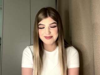 JacqueChica live cam — athletic, brown hair, green eyes