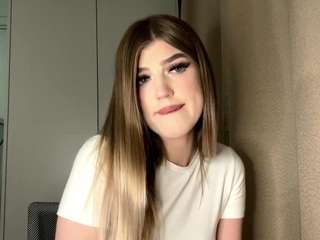 JacqueChica live cam — athletic, brown hair, green eyes