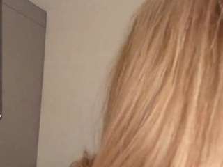 JoannieLarke live webcam show