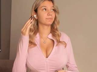 JoannieLarke live webcam show