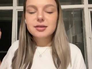 Carmondiskin's cam show statistics and live stream