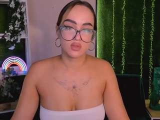 Live cam show with neria-mist
