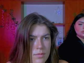 Amanda-striking's cam show statistics and live stream