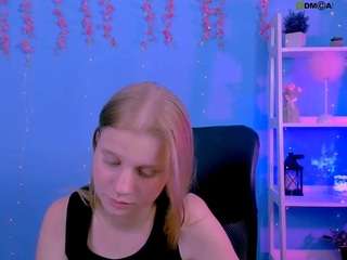 amanda-striking live webcam show
