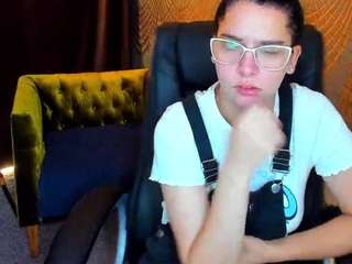 LiviaSshy live cam preview