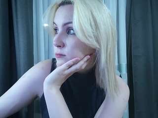 Live room thumbnail for Evelyn