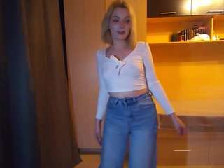 Evelyn live webcam show