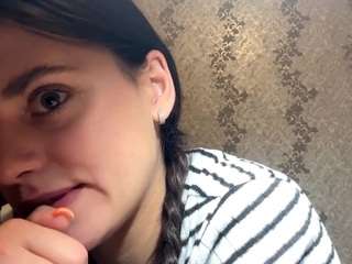 Latashagruesbeck's cam show statistics and live stream