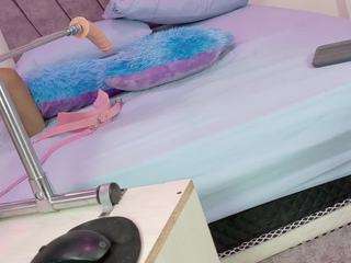 AlanaRoseeX live cam on CamSoda