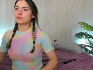Avayuzu's cam show statistics and live stream