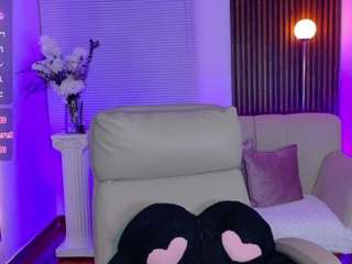 dahliia-grey live cam preview
