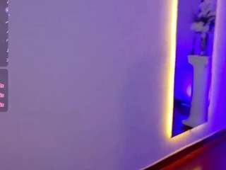 dahliia-grey live cam preview