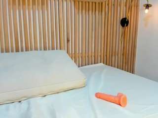 Selena-Holt live webcam show