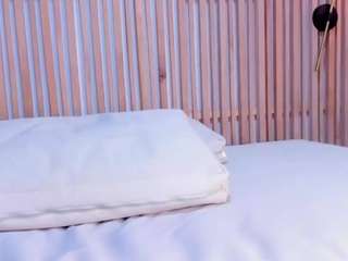 Selena-Holt live webcam show