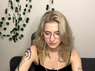 emabraatz live webcam show