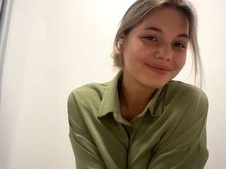 aleasededinas Live Webcam on CamSoda