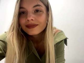 aleasededinas Live Webcam on CamSoda