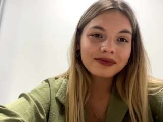aleasededinas Live Webcam on CamSoda