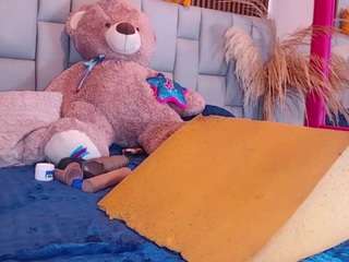 lucy-03 live webcam show