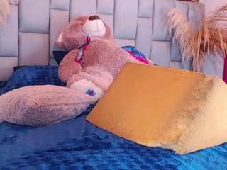 lucy-03 live webcam show