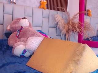 lucy-03 live webcam show