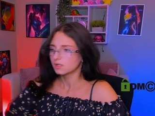 caroline-honeyy1