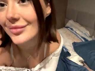 Lara live webcam show