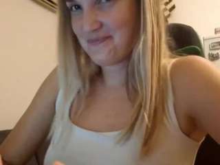 Lara live webcam show