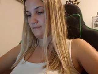 Lara live webcam show