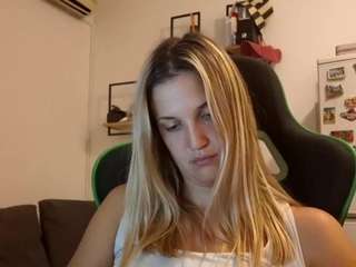 Lara live webcam show
