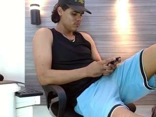 Lelehott01's cam show statistics and live stream