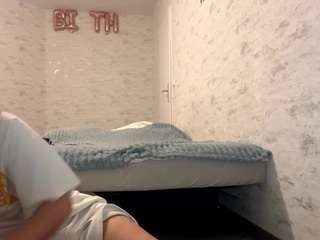 Bella live webcam show