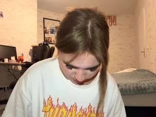 Bella live webcam show